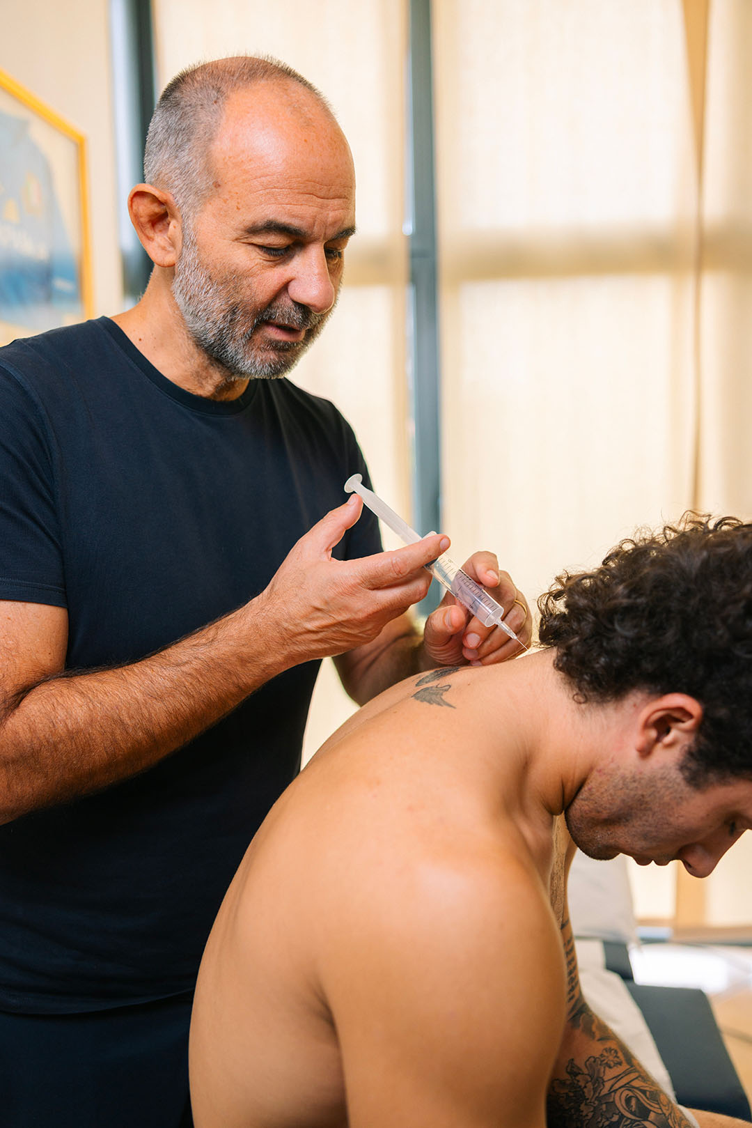 seduta di ozonoterapia con il dottor Rocco Ferrari nell'atto di trattare il collo di un paziente