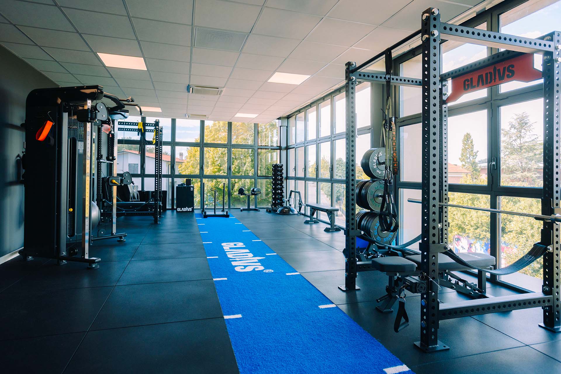 interno palestra riabilitativa KeiMove con attrezzatura sportiva e pedana per la corsa