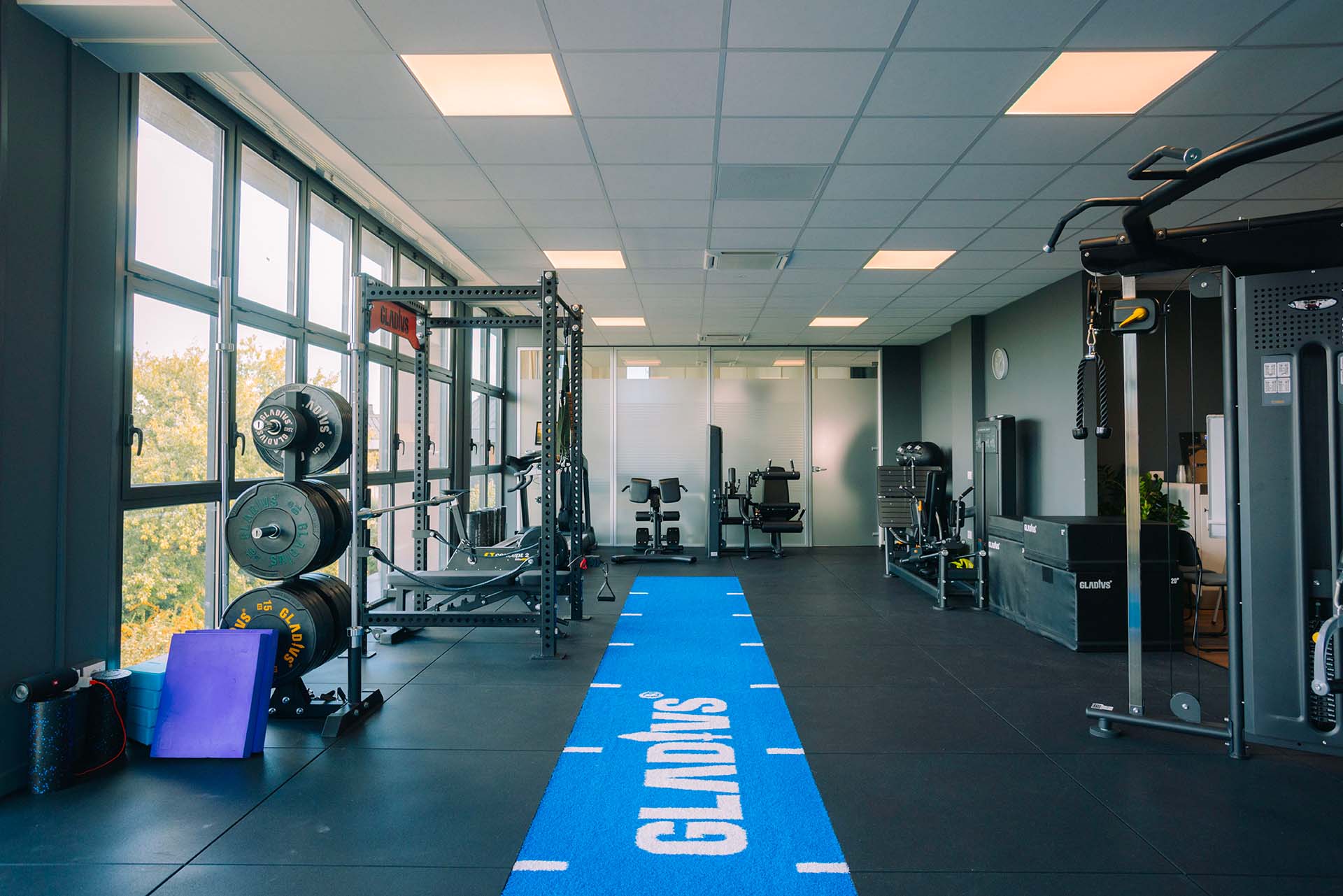 palestra KeiMove con pedana blu per la corsa e attrezzatura per la riabilitazione